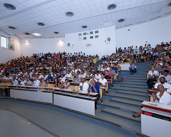 Étudiants dans les gradins de l'université des Antilles pour le forum métiers et carrières de la Fondation « Université des Antilles et GBH »
