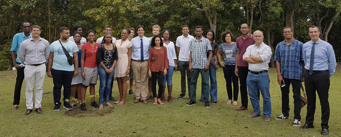  groupe d'élèves et de professeurs de la formation d'Ingénieur dans un jardin