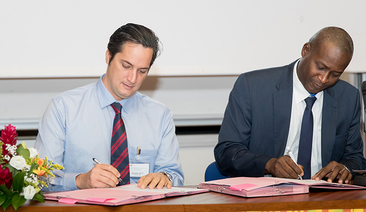 Signature du partenariat par Rodolphe Hayot, DG de GBH et Antoine Primerose, président de l’université de Guyane