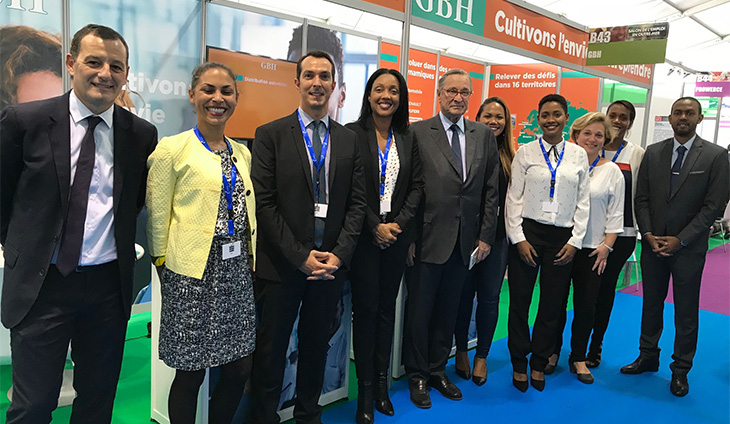 Bernard Hayot, CEO of GBH, surrounded by the entire HR management team on the GBH stand in the Overseas France Pavilion at the Paris pour l’Emploi careers fair.