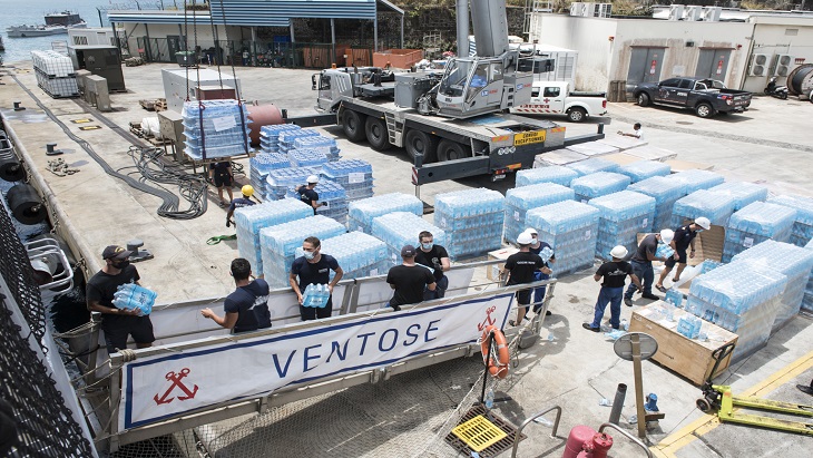Embarquement de 100 tonnes d’eau sur la Frégate de l’armée pour aider les habitants de Saint-Vincent après l’éruption de la Soufrière 