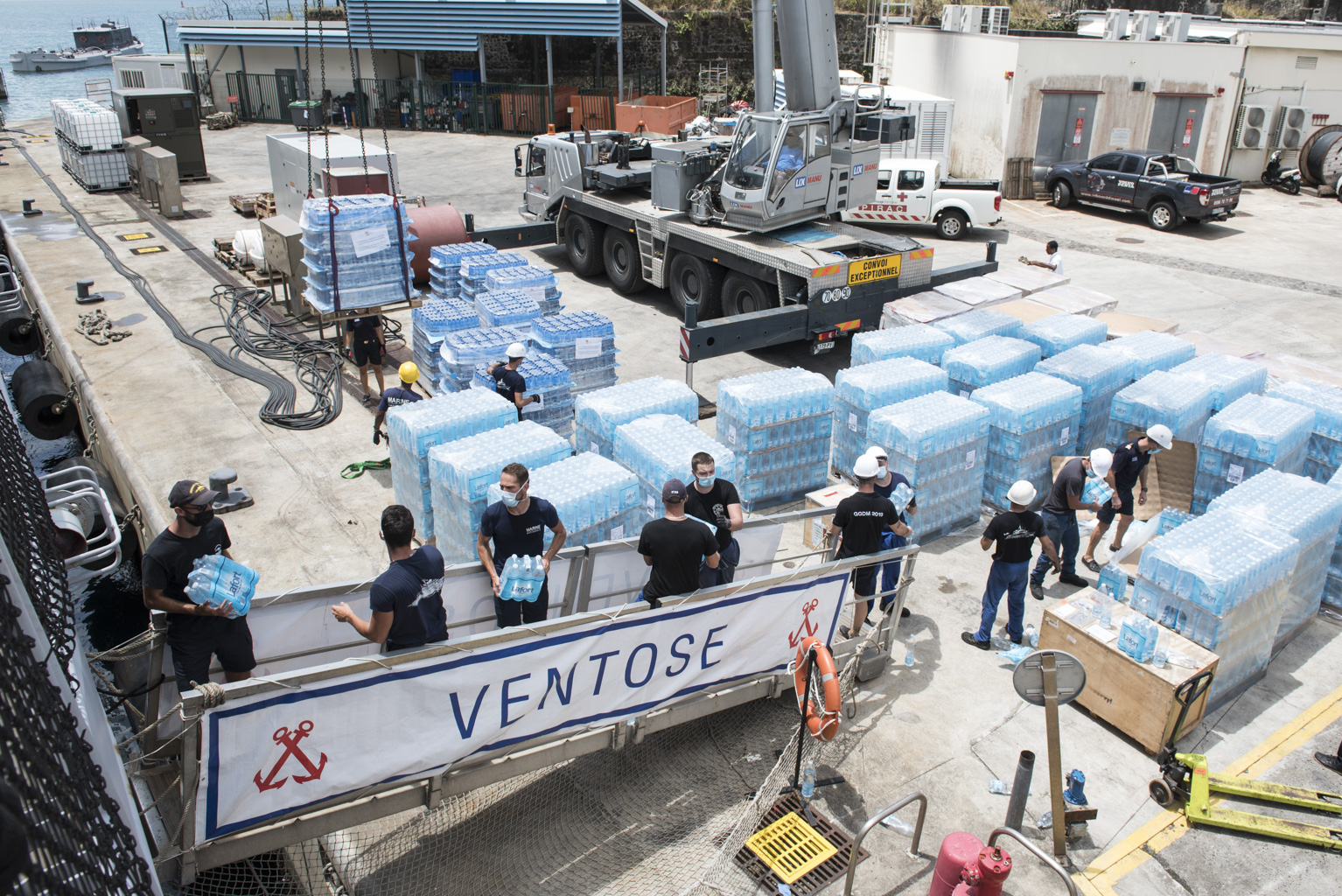 Embarquement de 100 tonnes d'eau sur la Frégate de l'armée pour venir en aide aux habitants de Saint-Vincent touchés par l’éruption de son volcan La Soufrière