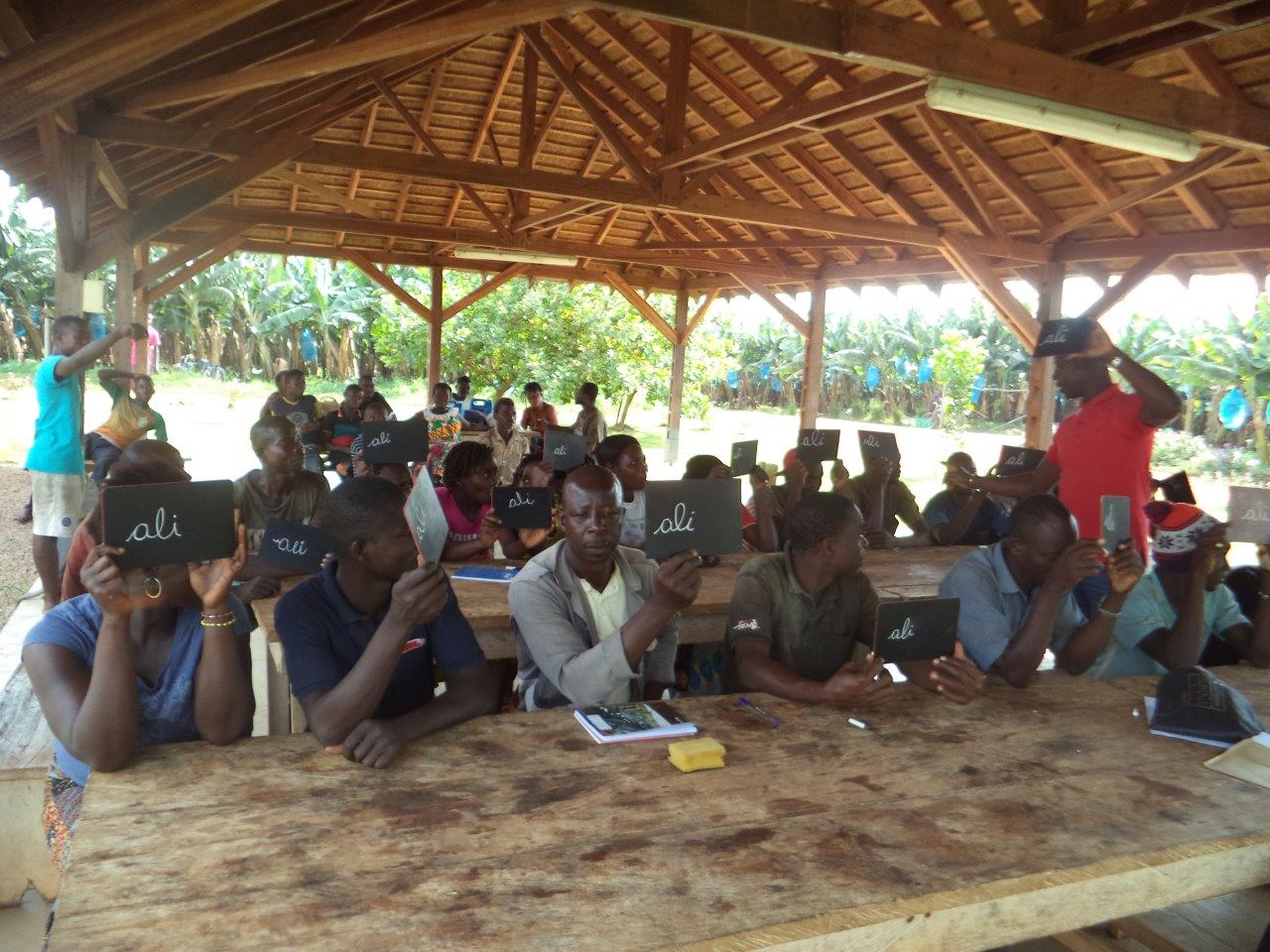 Collaborateurs de GBH n'ayant pas eu accès à l'éducation apprennent à lire et à écrire en Côte d'Ivoire
