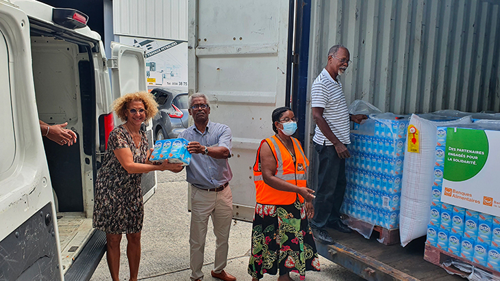 Embarquement de denrées alimentaires dans un conteneur financé par GBH 